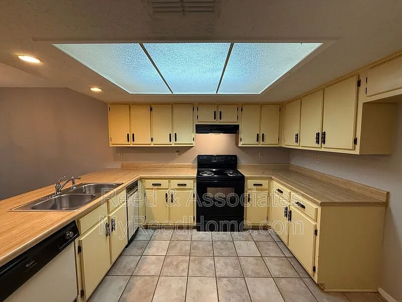 2 bed, 1.5 bath, 1008 sqft, $1,350 — Photo 3
