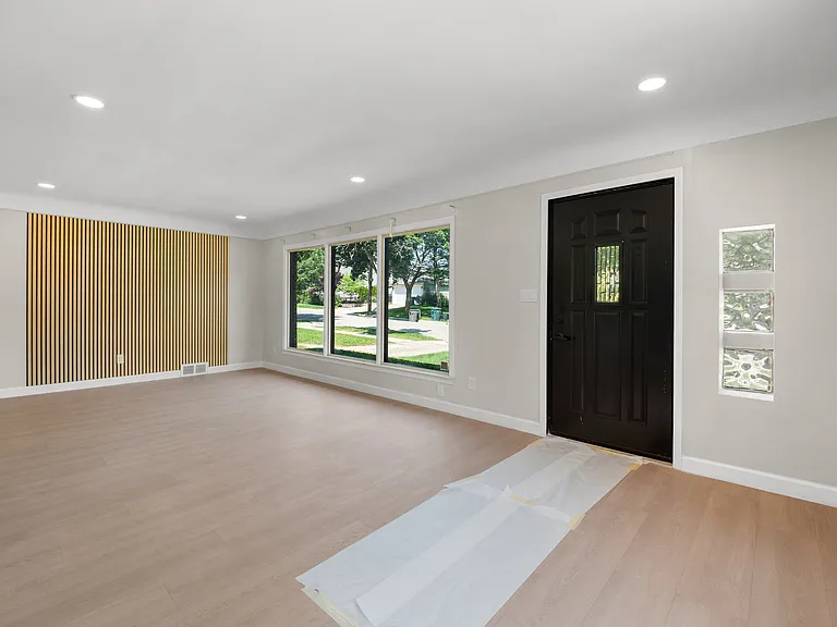 24411 Princeton St — Photo 5