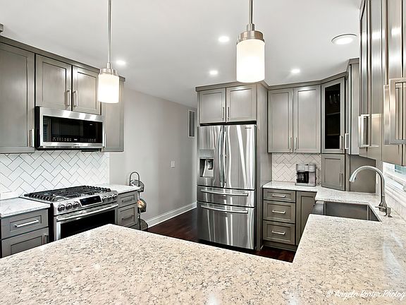 5th image of 634 Deerpath Rd