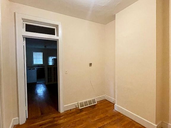 5th image of 304 S Harden St #11436319