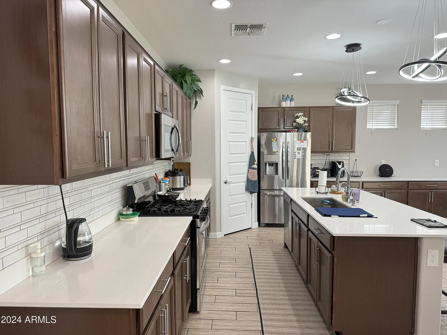 4 bed, 2615 sqft, $3,050 — Photo 2