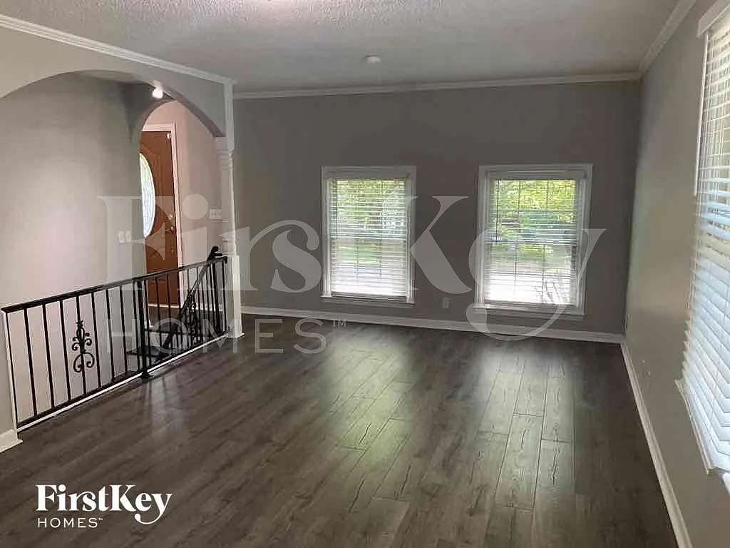 3 bed, 1.5 bath, 1815 sqft, $2,345 — Photo 2