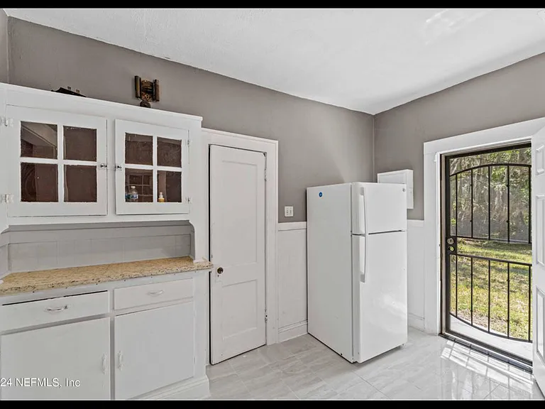 124 W 25th St — Photo 4
