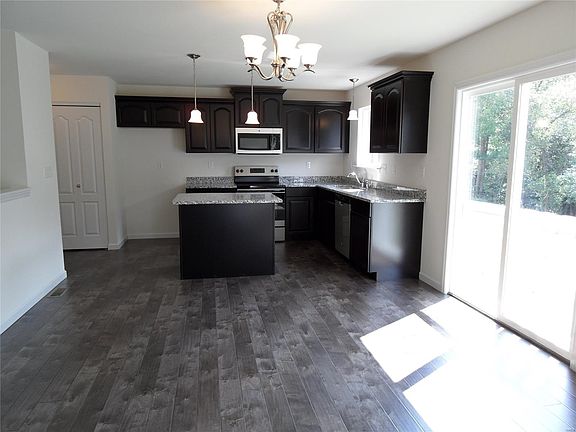 Granite Kitchen counters & stainless appliances included!