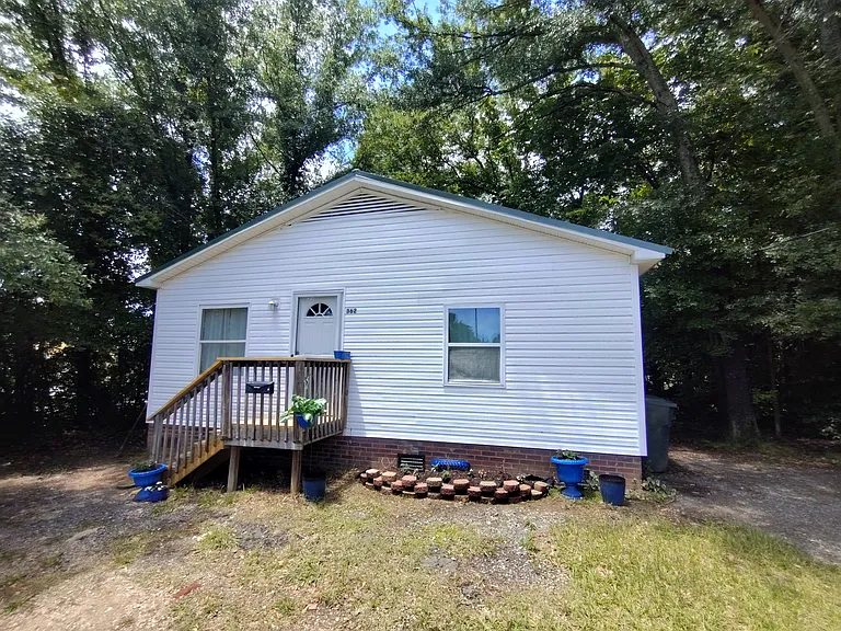 362 Wilson St S — Photo 1