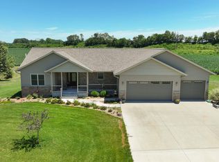 16734 Hunters Ridge Rd, Fulton, IL 61252