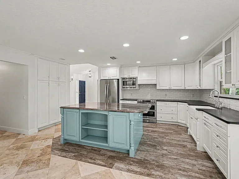 115 11th Ave — Photo 10