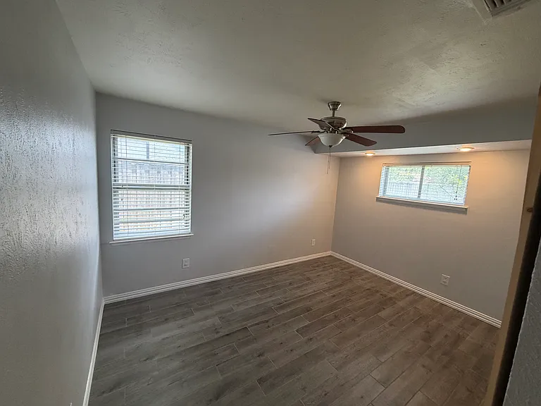 715 Kindred Ln — Photo 15