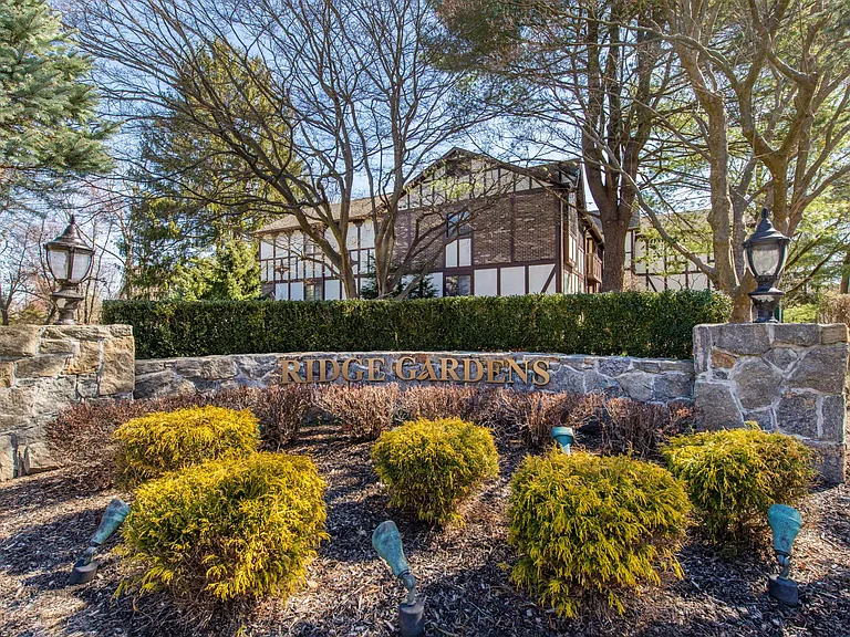 2021 Hawthorne Ln — Photo 10