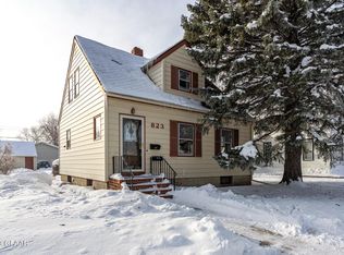 823 N 4th St, Grand Forks, ND 58203