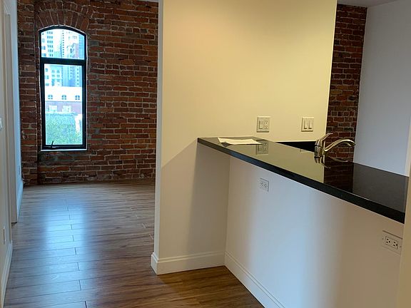 5th image of 920 Montgomery St #305