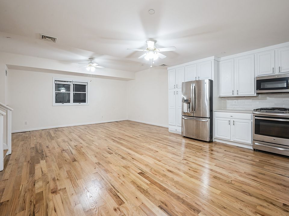Open, modern kitchen with convenient dining area, stainless steel appliances. Ceiling fan. Shining hardwood floor.