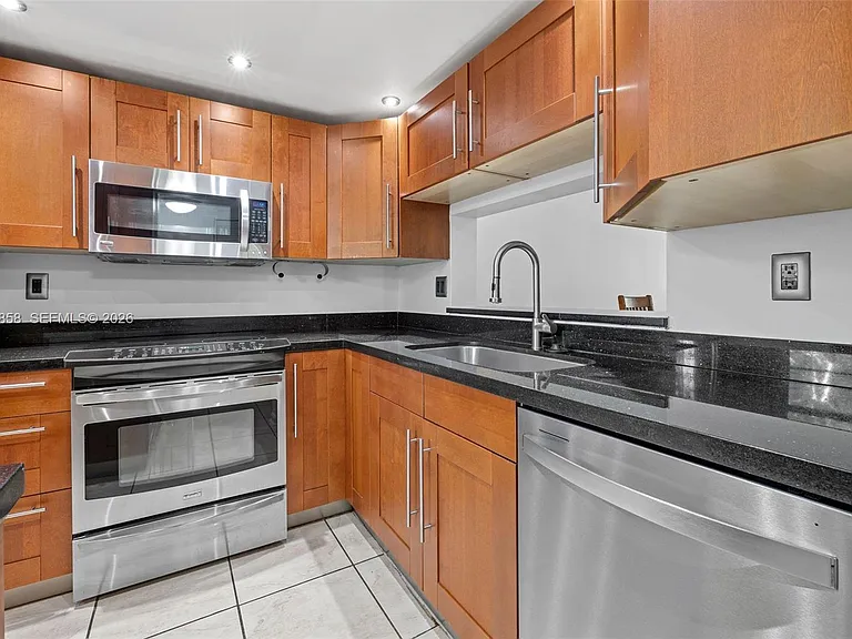 10835 SW 112th Ave #305 — Photo 9