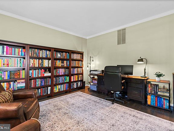 4th image of 7517 Oyster Bay Way