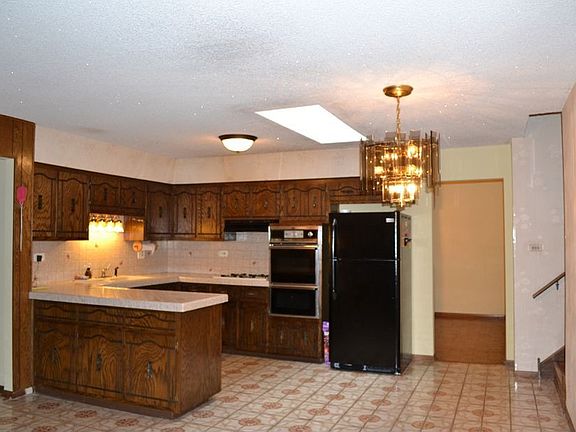 5th image of 9132 S Tripp Ave