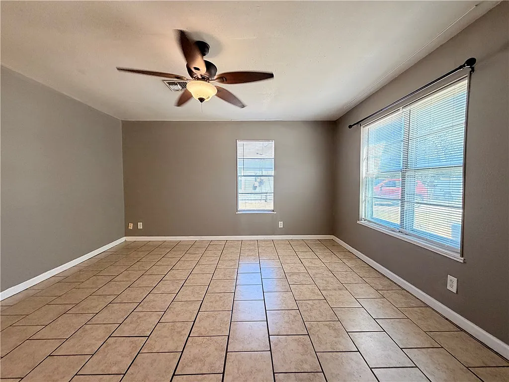 3 bed, 2.0 bath, 1108 sqft, $1,545 — Photo 4