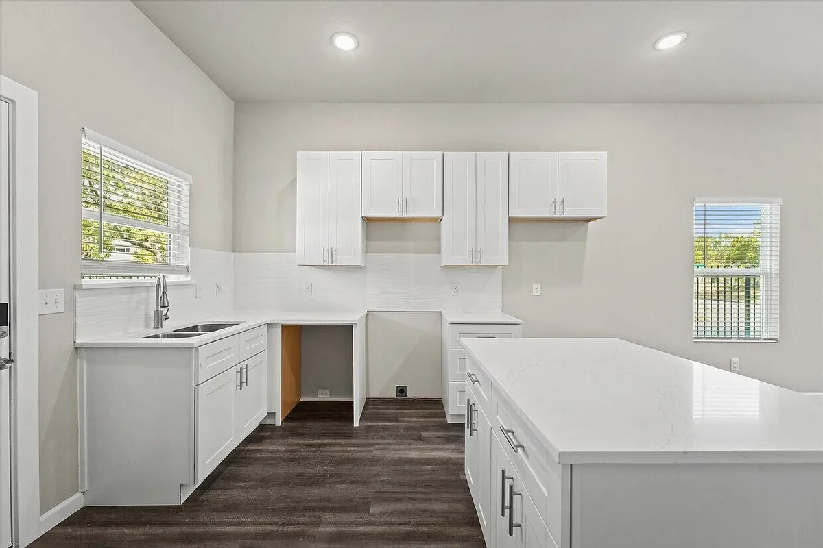 Building Photo - 3223 Chenault St #3219