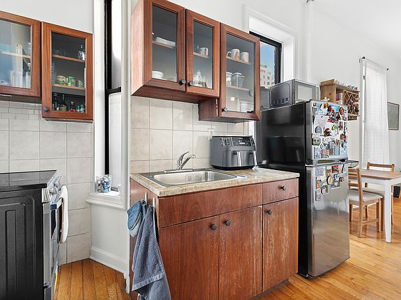3rd image of 262 W 22nd St APT 18