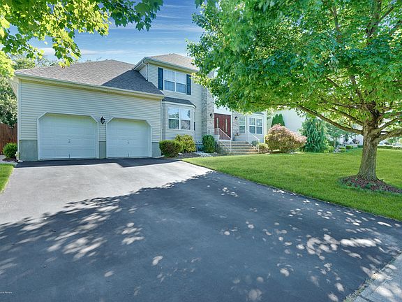 3rd image of 786 Applewood Court
