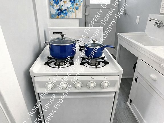 4th image of 924 Pine Ave APT 3