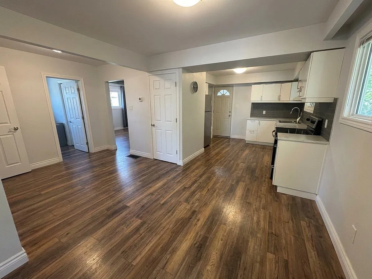 Beautiful Open Concept 3 Bedroom on Main Floor East Mountain — Photo 4
