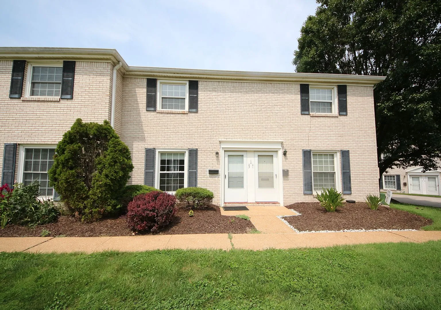 2 Bed/1.5 Bath House Available for Rent — Photo 2