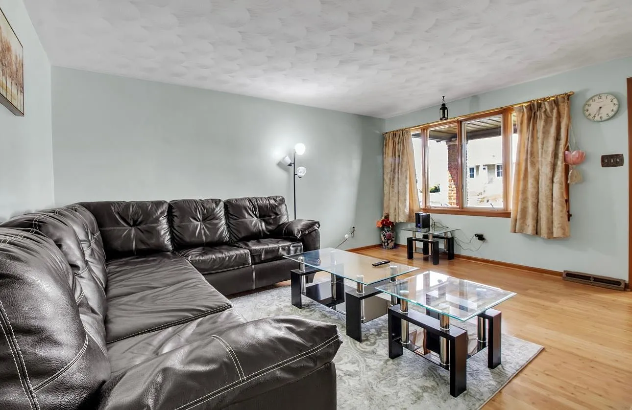2 bed, 900 sqft, $1,300 — Photo 3