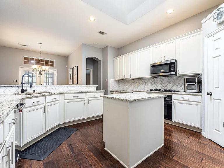 608 Laura Ln — Photo 6