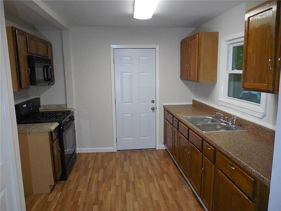 3rd image of 303 De Haes Ave