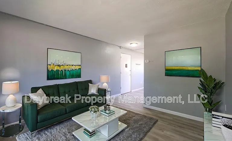 32 10th Ave N #6 — Photo 1