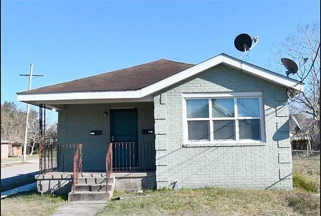 2 bed, 1.0 bath, 833 sqft, $1,250 — Photo 1