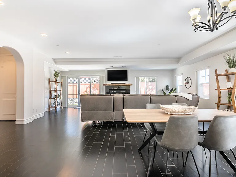 215 Alexander Ct — Photo 12