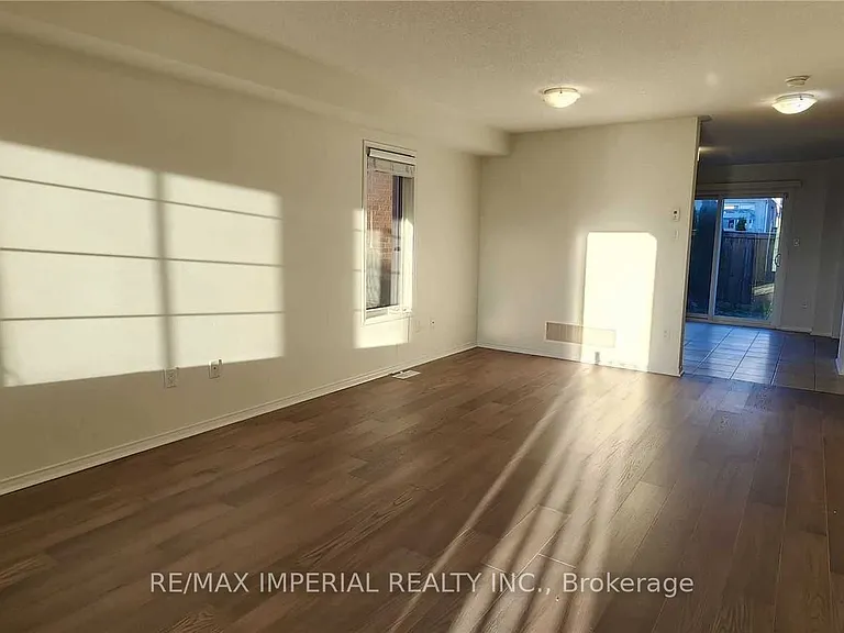 1423 Rennie St — Photo 3