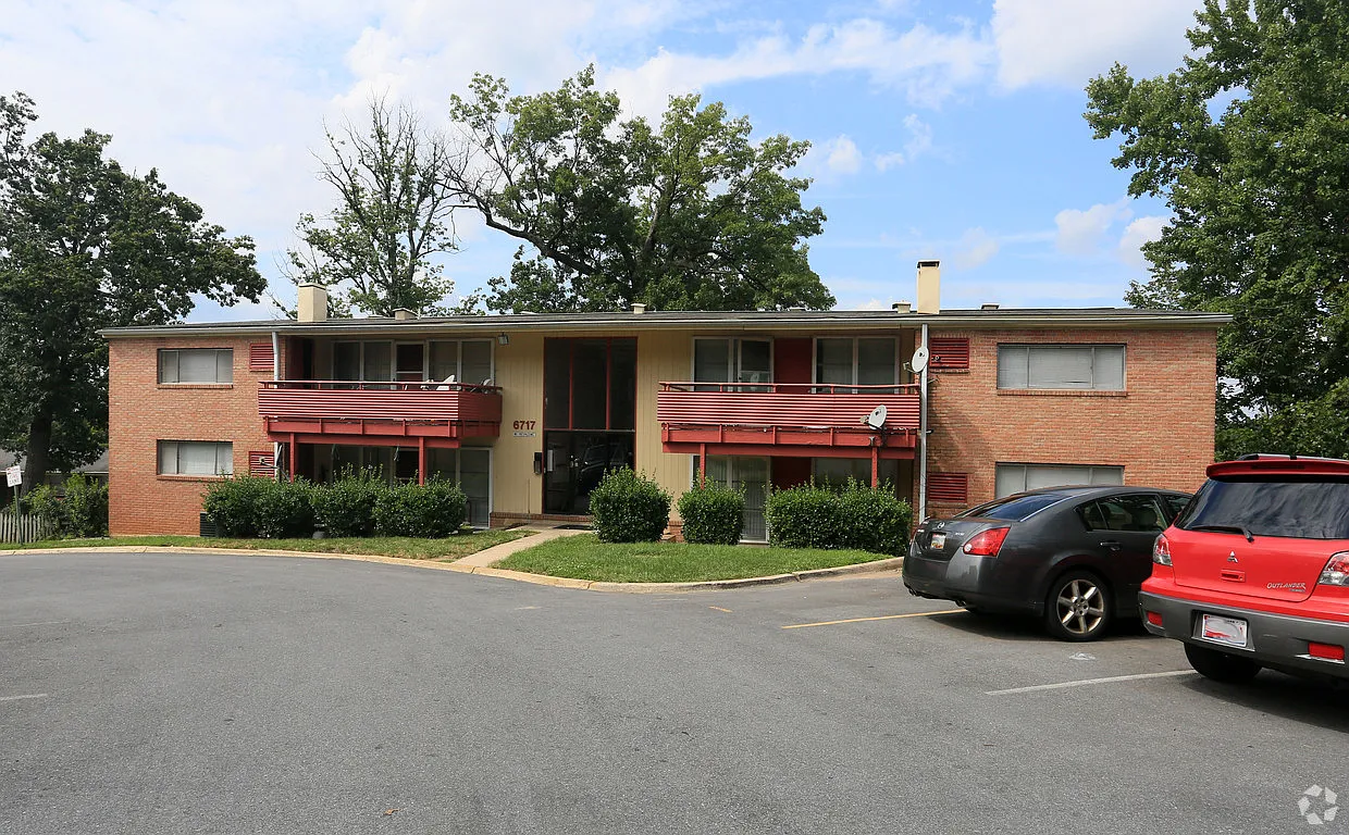 East Pines Terrace — Photo 4