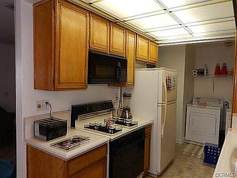 4th image of 910 S Mountain Ave #33