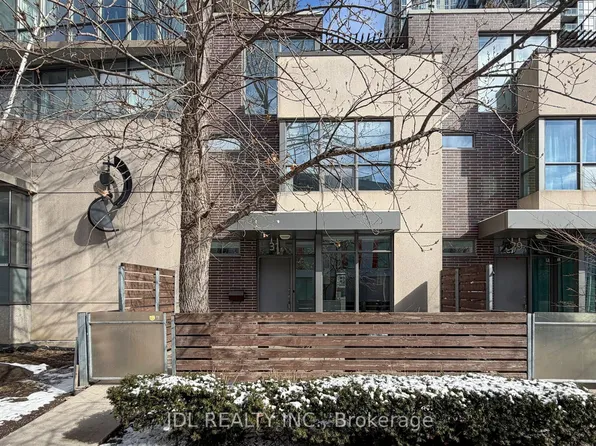 31 Brunel Ct #Townhouse 8, Toronto, ON M5V 3Y2
