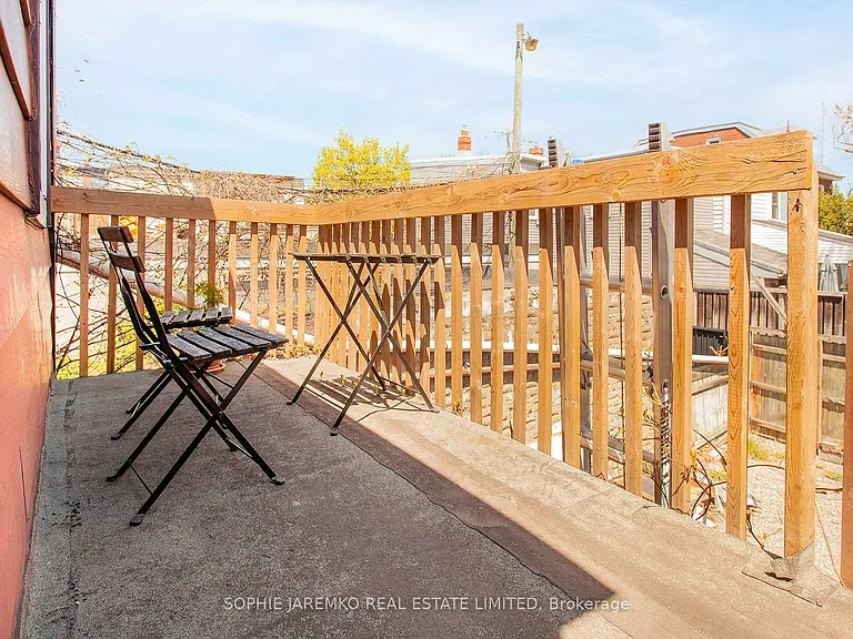 2102A Dundas St W — Photo 18