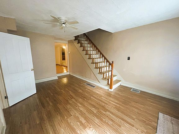 3rd image of 919 E Main St