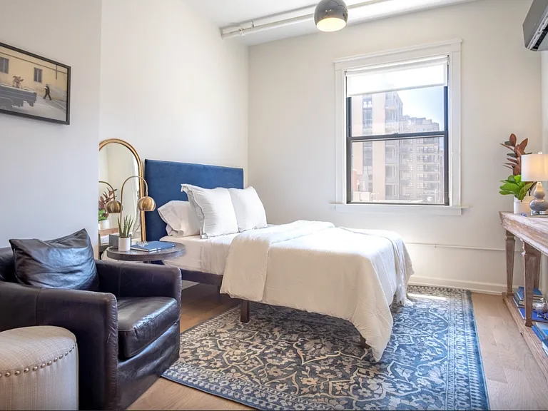 114 W Chicago Ave #215 — Photo 2
