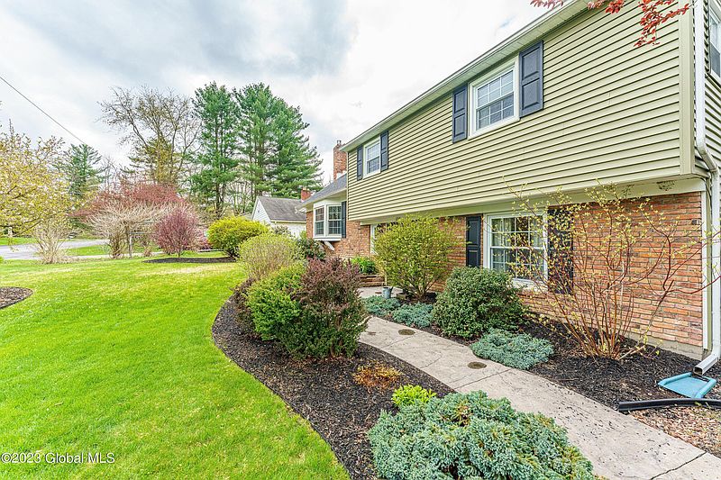 4th image of 815 Warner Road