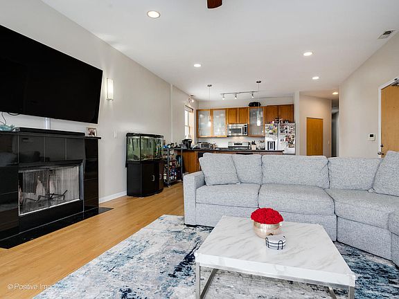 5th image of 2312 W North Ave #4W