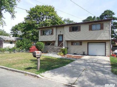 809 Sayville Ave, Bohemia, NY, 11716