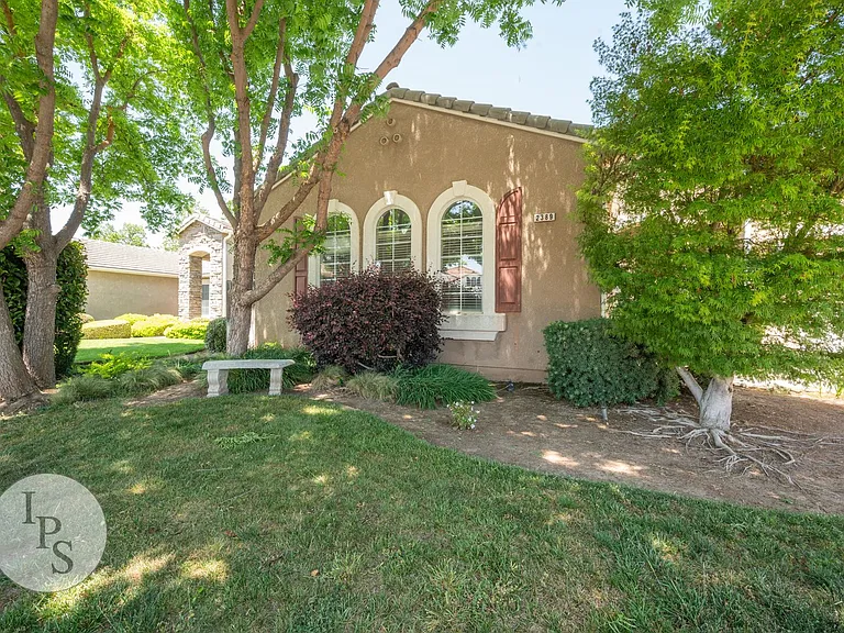 2389 Prescott Ave — Photo 2