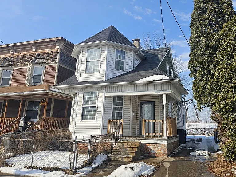 2424 Broadway St — Photo 2