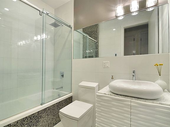 5th image of 353 Jefferson Ave #4