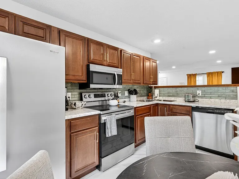 2126 Hungerford Dr — Photo 12