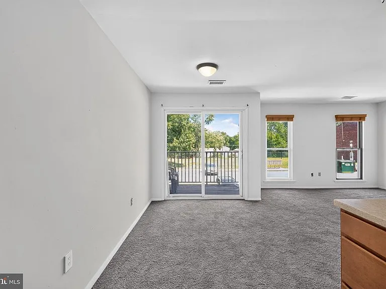 1001 White Oak Rd — Photo 7