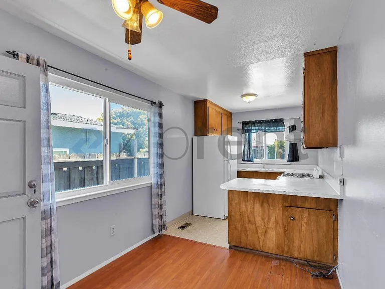 2121 Esmond Ave — Photo 7