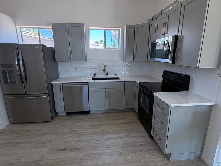 11802 N Miller Rd — Photo 3