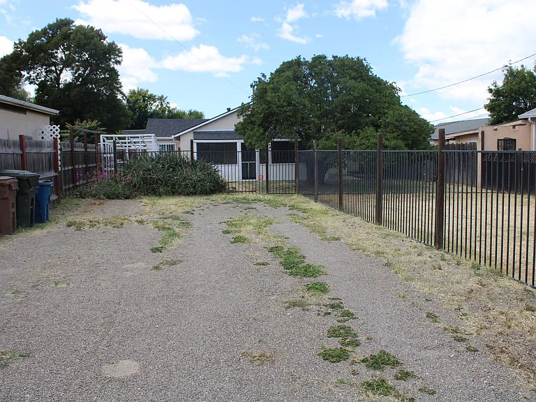 135 Poinsettia Ave — Photo 1